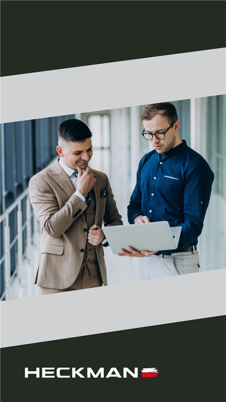 dwóch mężczyzn przegladających dokumentację z instalacji fotowoltaicznej